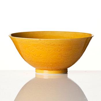 A yellow glazed five clawed dragon bowl, Qing dynasty with Guangxu mark and of the period (1875-1908).