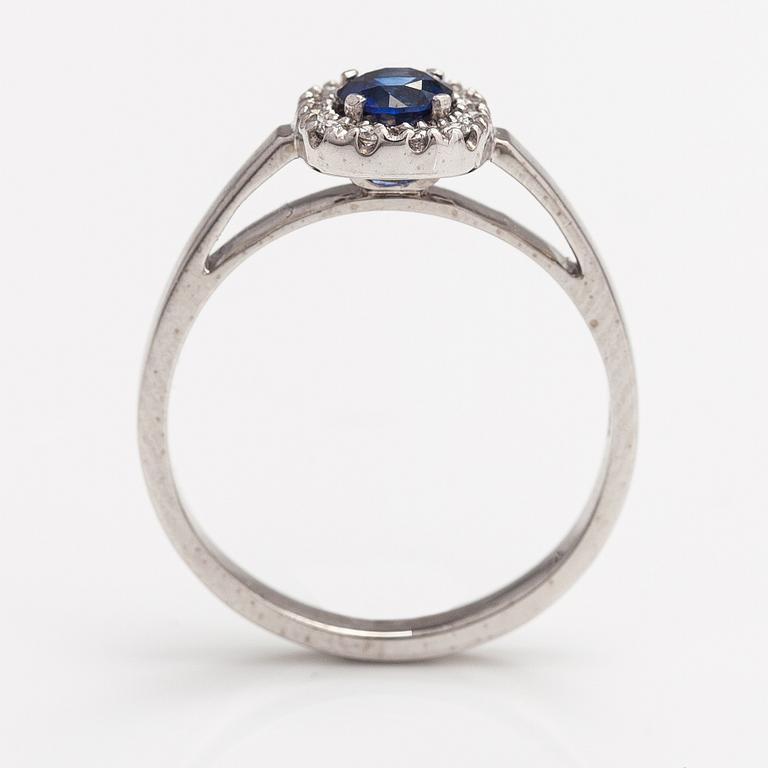 A 14K white gold ring with a sapphire and diamonds ca. 0.07 ct in total. Kultajousi 2016.