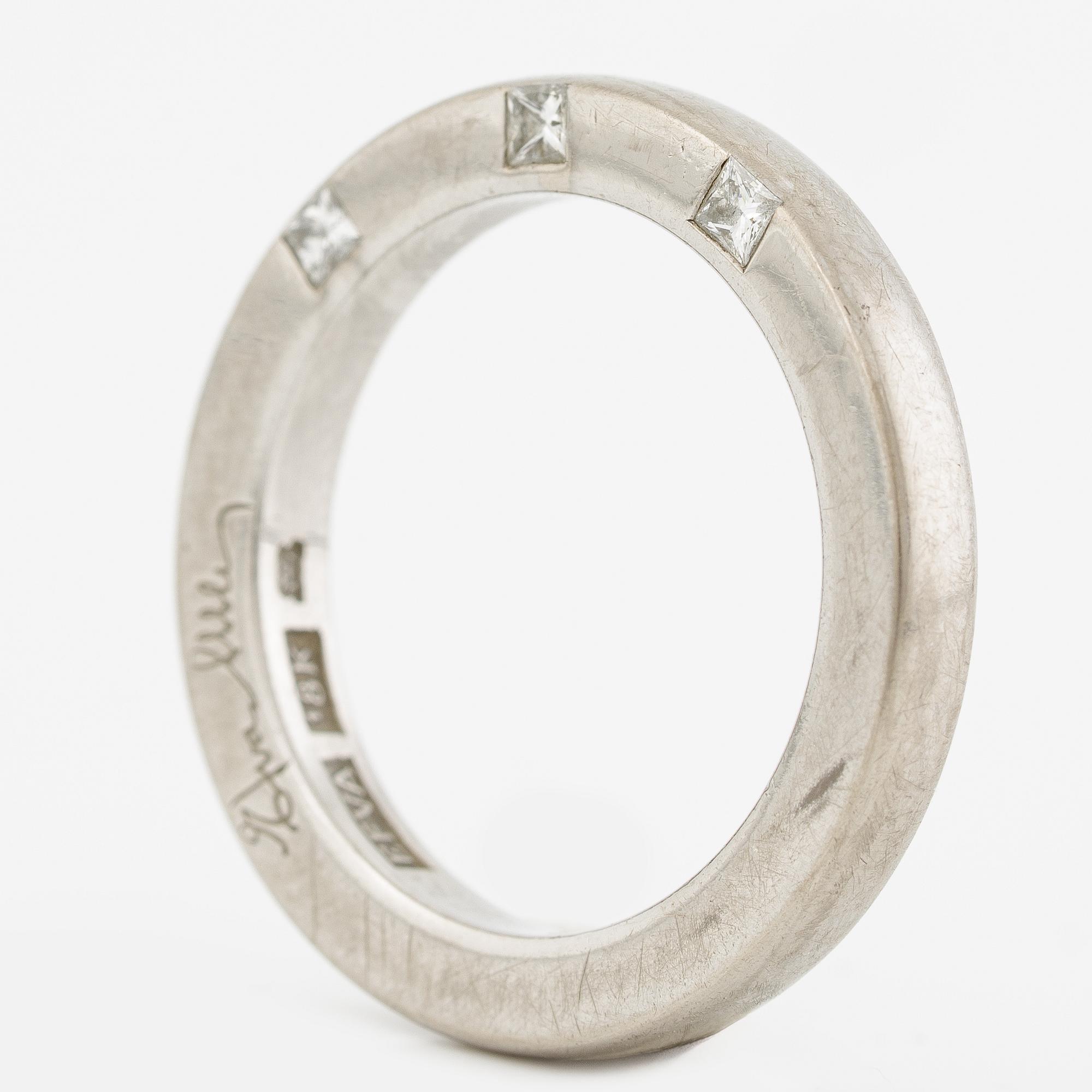 Efva Attling, ring, 'High & I love you on the side' 18K guld med prinsesslipade diamanter.
