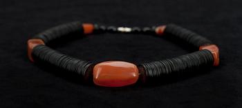 HALSBAND, svart med orange stenar, nyproduktion.