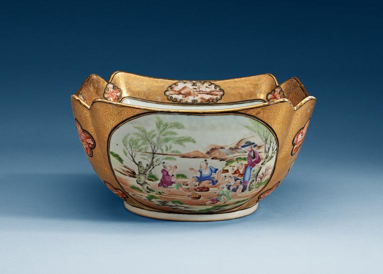 A Canton famille rose 'Rockefeller-pattern'  bowl, Qing dynasty, ca 1800.