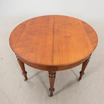 A late 19th century walnut/mahogany dining table.
