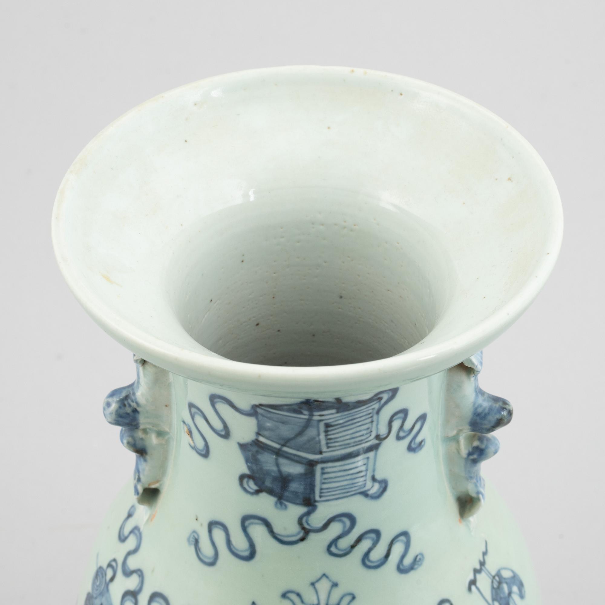 A porcelain vase, China, Qing dynasty, late 19th century.