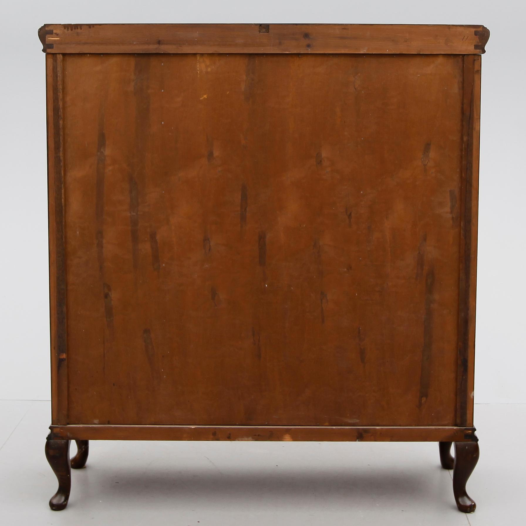 VITRINSKÅP, 1900-talets mitt.