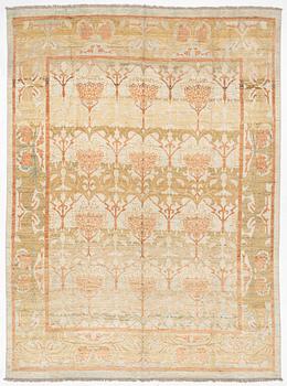 A Sultanabad/Ushak design carpet, c. 527 x 391 cm.