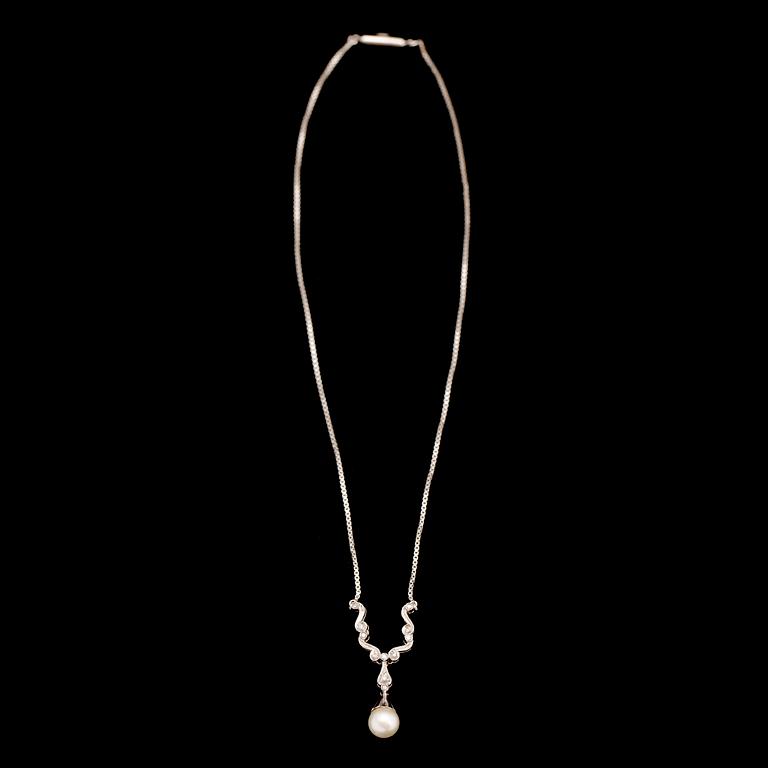 COLLIER, 18 k vitguld, med briljanter och odlad pärla. Tot vikt 9 g.