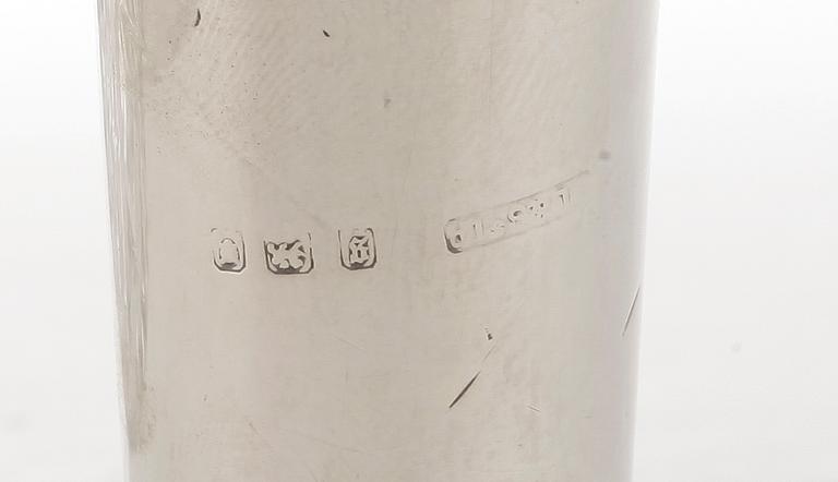 KARAFFER, 2 st, silver och glas, England London, troligen sent 1800-tal.