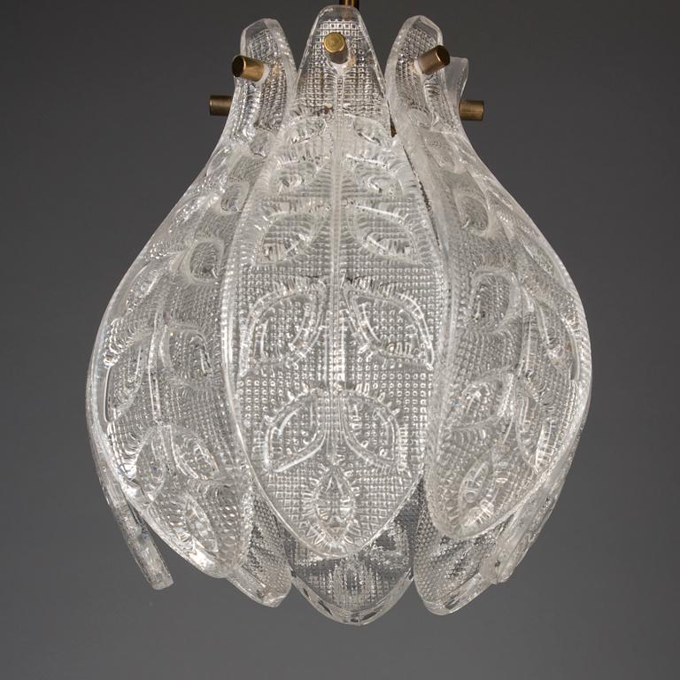 TAKLAMPA, glas och mässing, troligen Carl Fagerlund, Orrefors, 1900-talets senare hälft. Totalhöjd ca 44 cm.