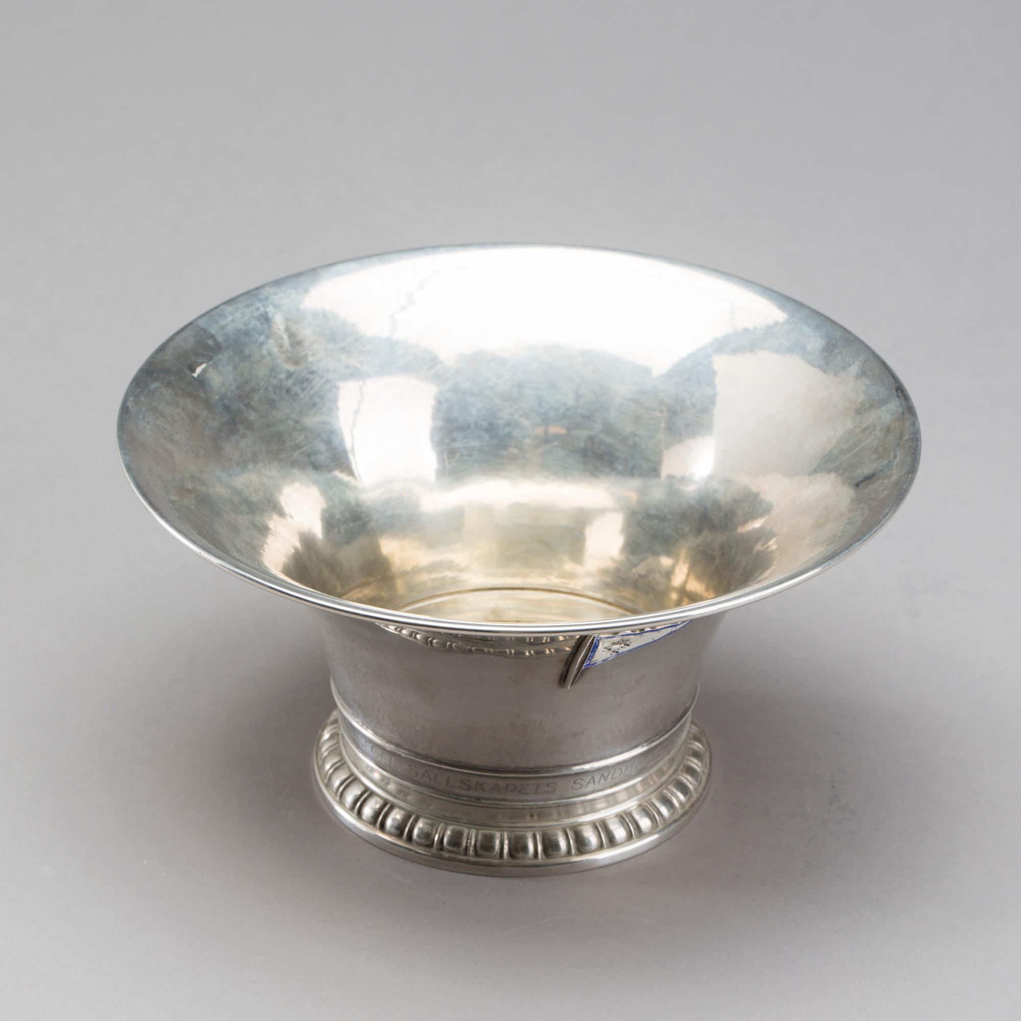 SKÅL PÅ FOT, silver, C G Hallberg, Stockholm 1923. Med Kungliga Segelsällskapet KSSS emblem. Vikt c:a 320 g.