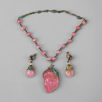 1422. HALSBAND och ÖRHÄNGEN, rosa turmaliner och fjäderapplikationer. Qing dynastin (1644-1912).