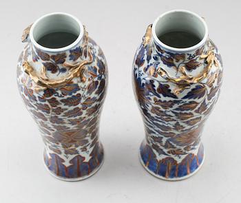 VASER, 1 par, porslin, Kina, 1800-talets andra hälft.