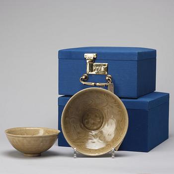 SKÅLAR, två stycken, keramik. Sydostasien, troligen Sawankhalok, 14/1500-tal.