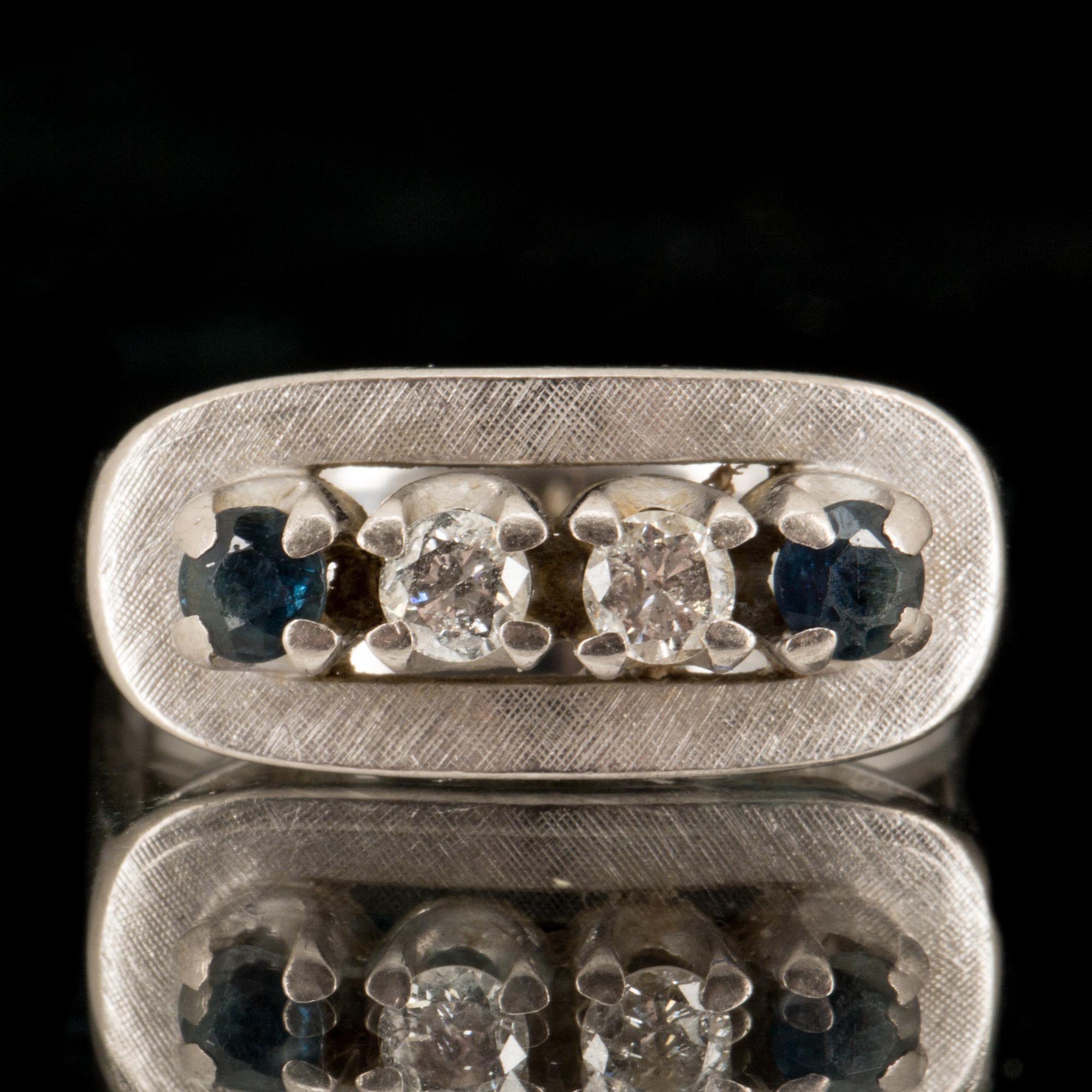 RING, 14 k vitguld med safirer samt briljantslipade diamanter. Vikt ca 4 gram.