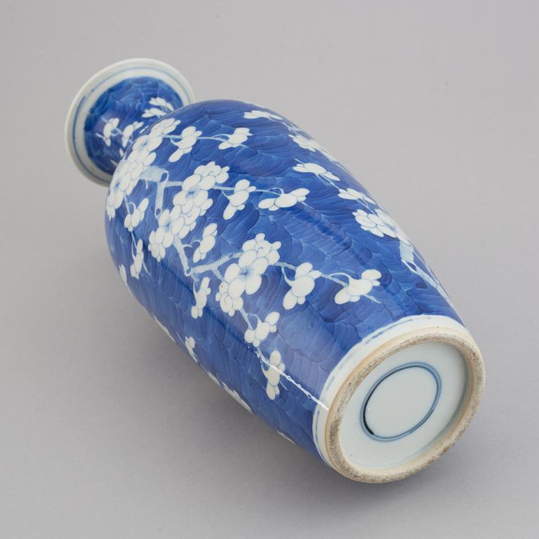 Vas, porslin. Qingdynastin, sent 1800-tal.