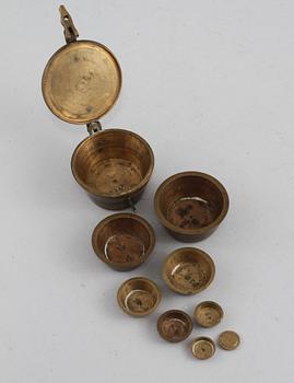 VIKTSATS, mässing, troligen Abel Wiberg (1757-1817), Eskilstuna, otydligt daterad 1816?.