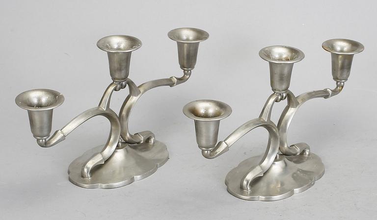 KANDELABRAR, ett par, tenn, Norrahammars bruk för JL Hultman Stockholm, 1932.