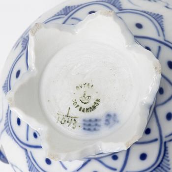 Royal Copenhagen, Skålfat på fot och vas, porslin, "Musselmalet halvblond" resp "Musselmalet helblond", modell 634 och 1043, 1889-1922.