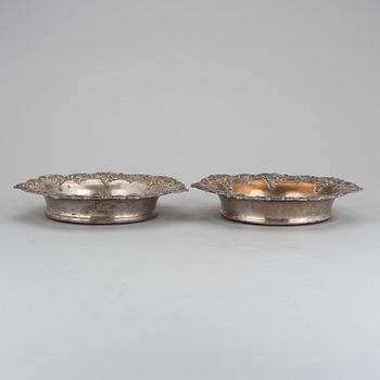COASTERS, ett par, nysilver, omkring 1900.