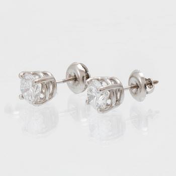 Örhängen 14K vitguld med runda briljantslipade diamanter.