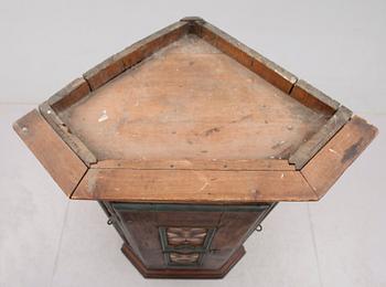 HÖRNSKÅP, allmoge, 1700-tal.