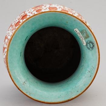 A large famille rose vase, Qing dynasty, late 19th century.