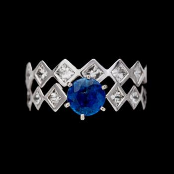 276. RING (2 st), blå safir, 1.20 ct, samt prinsesslipade diamanter, tot. 1.20 ct.