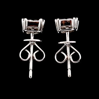 ÖRHÄNGEN, 1 par, 18 k vitguld, princesslipade diamanter tot 0.50 ct.