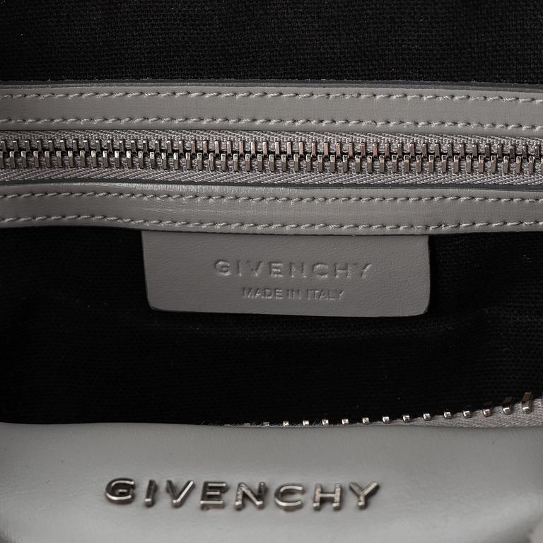 Givenchy, a grey leather 'Antigona Small' handbag.