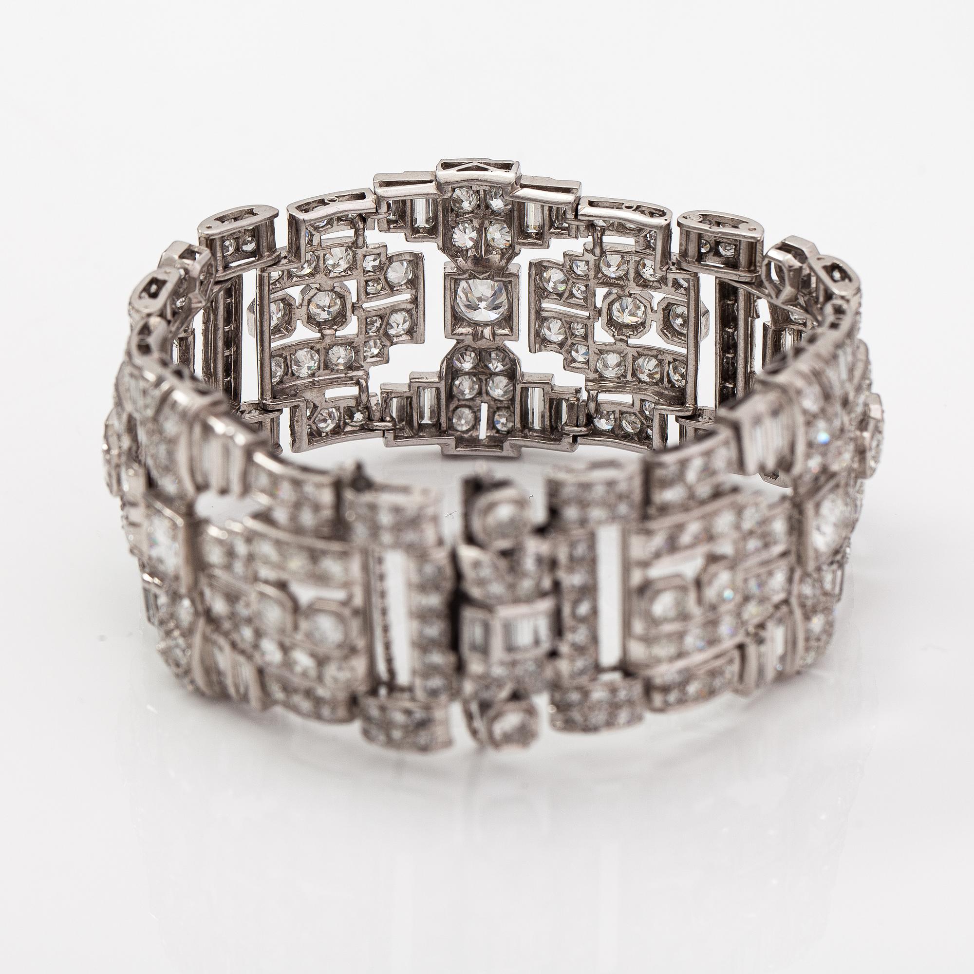 An art deco style platinum bracelet with diamonds ca. 17.85 ct in total.