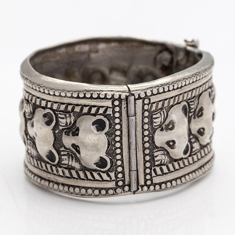 Armband "Björn", vitmetall. Kalevala Koru, Helsingfors.