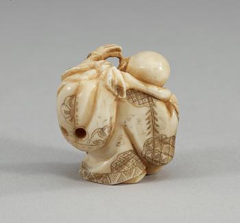 OKIMONO samt NETSUKES, två stycken, ben. Japan, omkring 1900.