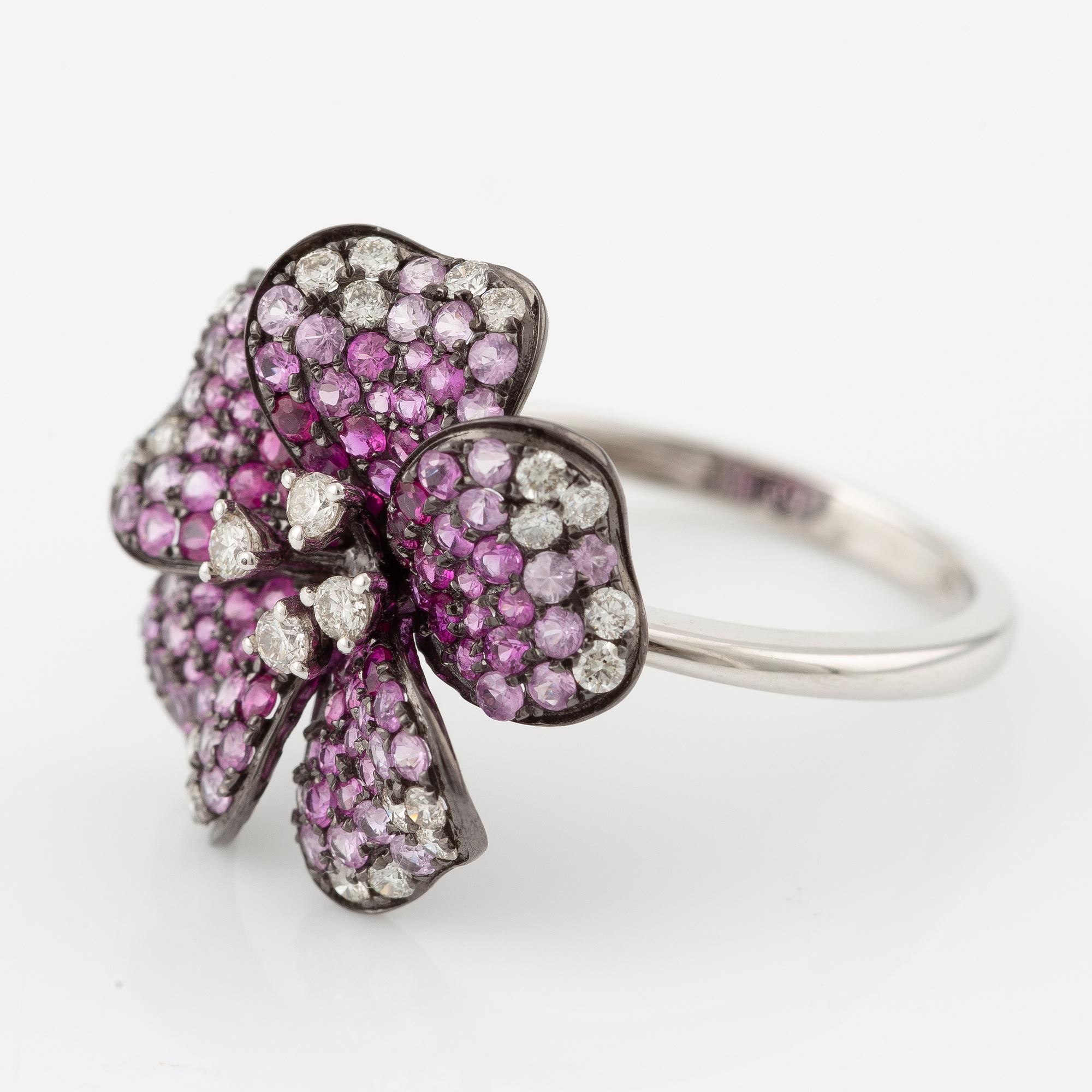 Ring i form av blomma, 18K vitguld med rosa safirer och briljantslipade diamanter.