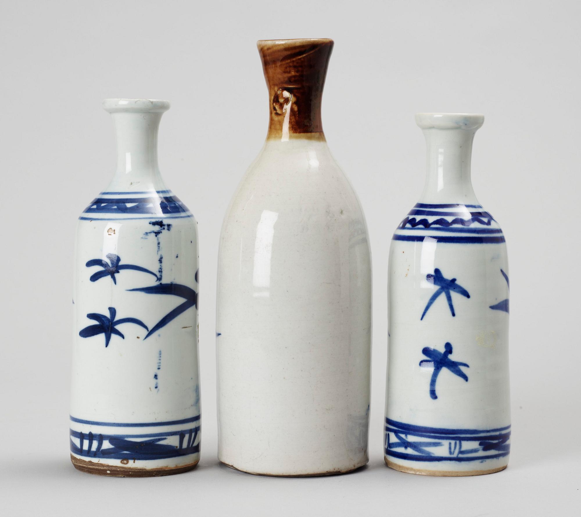 FLASKOR, 3 st, porslin, Japan, 1900-tal.