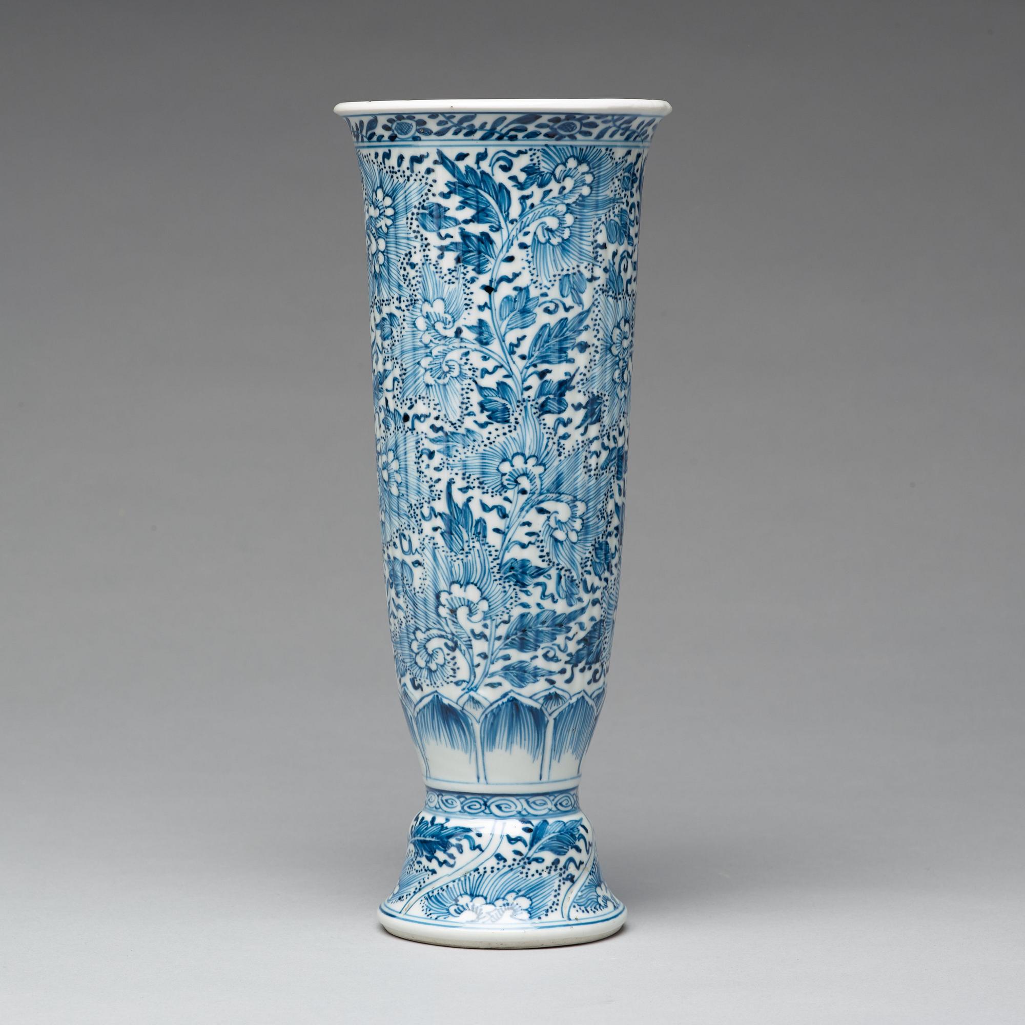 VAS, porslin. Qingdynastin, Kangxi (1662-1722).