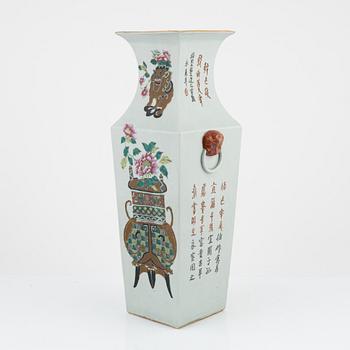 Golvvas, porslin, Kina, 1800-tal.