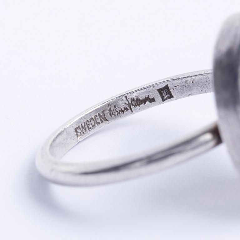 RING, Wiwen Nilsson, Lund, 1950, sterlingsilver med cabochonslipad bärnsten.