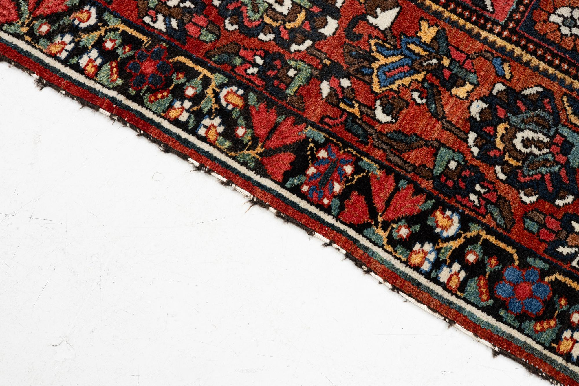 A Chahâr Mahal Bakhtiar carpet, semi-antique, c. 290 x 210 cm.
