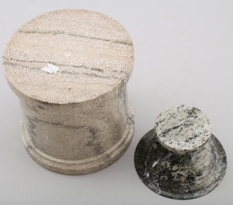 TOBAKSBURK samt SKÅL PÅ FOT, kolmårdsmarmor, 1900-tal.