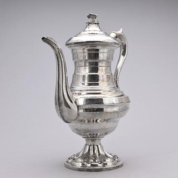 KAFFEKANNA, silver, Carl Nyström Stockholm 1850. Total vikt ca 950 gram.