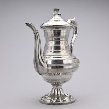 KAFFEKANNA, silver, Carl Nyström Stockholm 1850. Total vikt ca 950 gram.