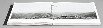 JOSEF KOUDELKA, fotobok, "Black Triangle", 1994, ISBN 80-901131-4-1.