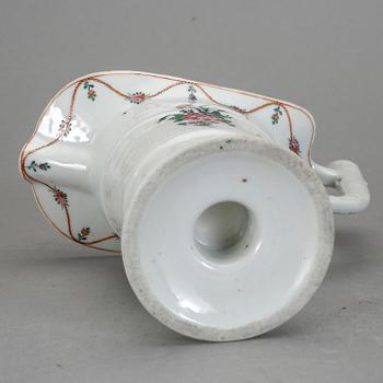 KANNA,  Hjälmkanna, porslin. Kina, 1700-tal.