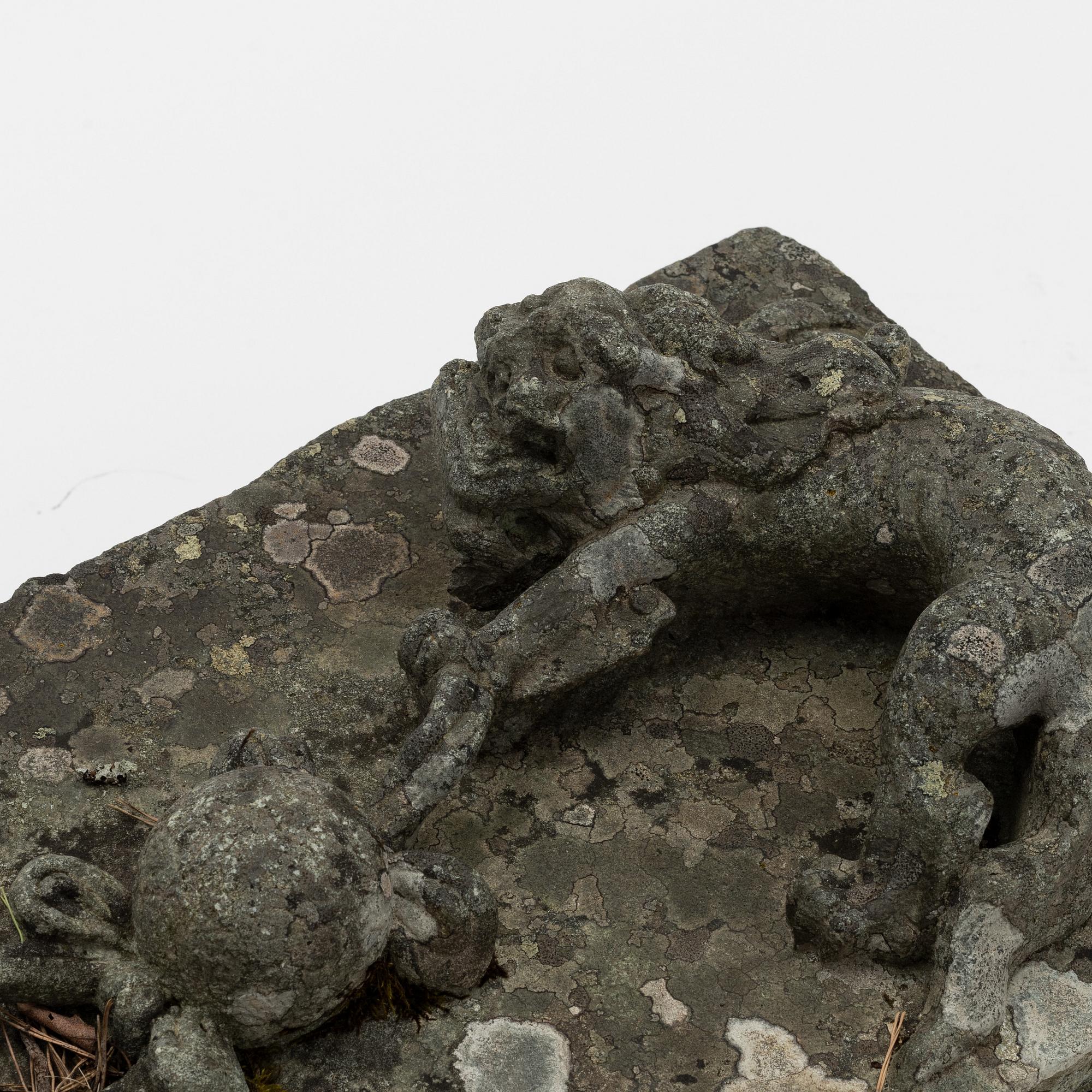 Skulpturrelief, sten. Två drakar i kamp om pära, troligen Qingdynastin..