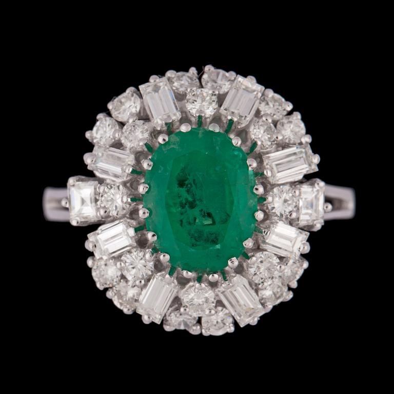 RING, smaragd, ca 2 ct samt baguette- och briljantslipade diamanter, tot. ca 2 cts.