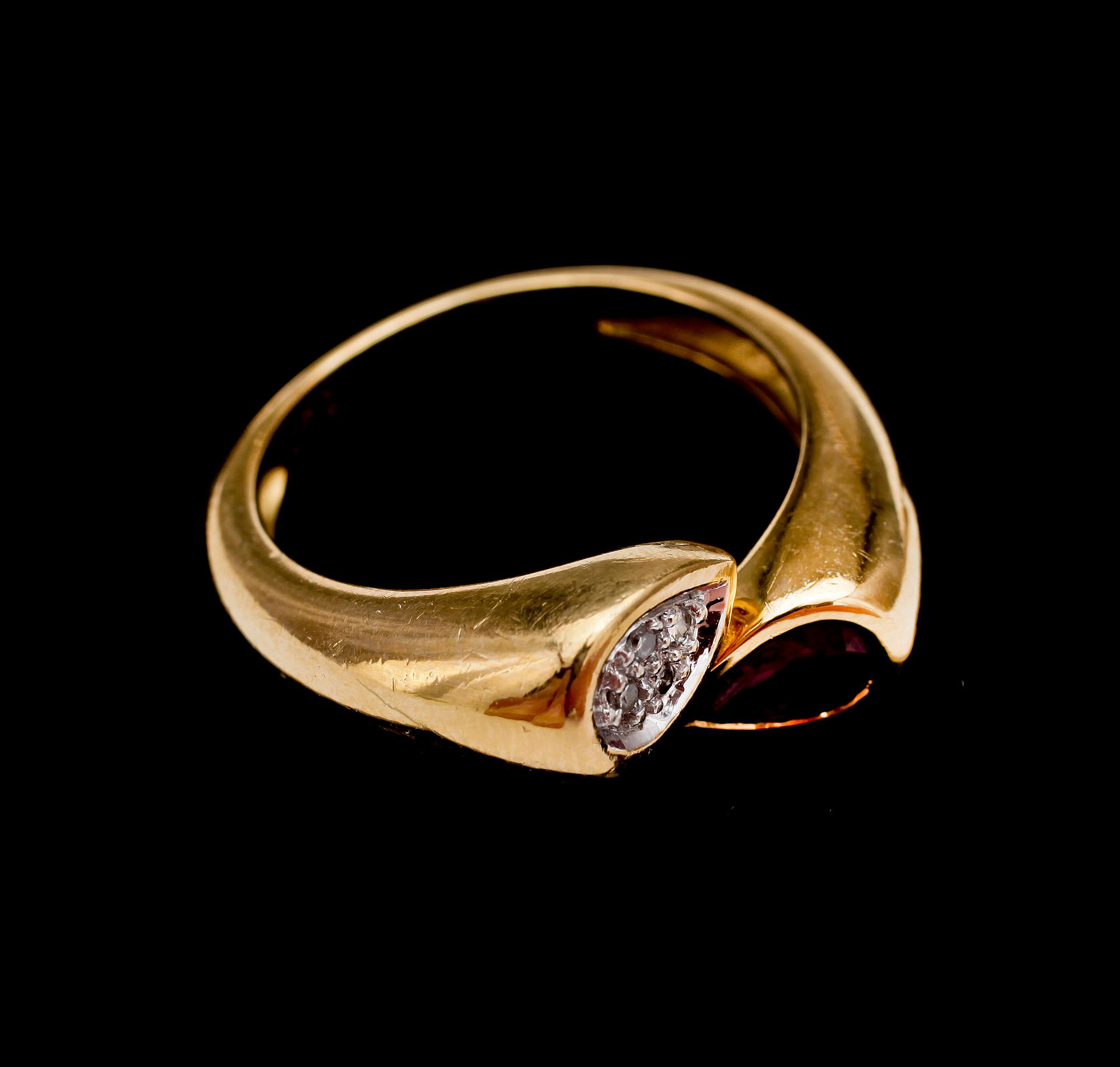 RING, 18k guld, Rubin samt briljantslipade diamanter. Vikt ca 6,4 g.