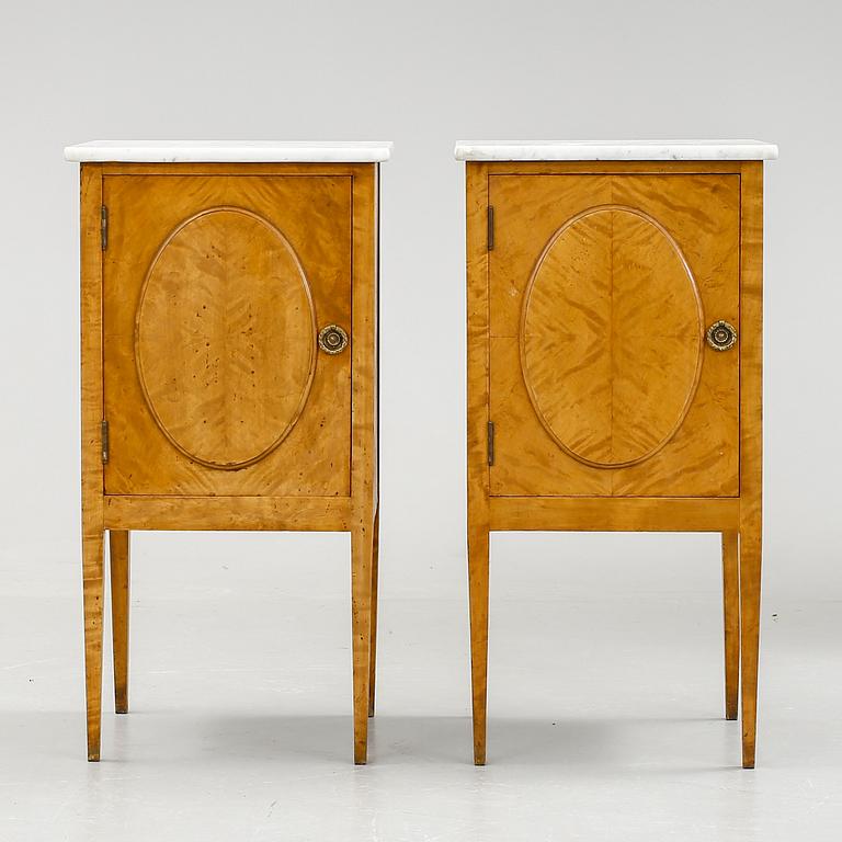 SÄNGBORD, ett par, sengustaviansk stil, 1900-talets första hälft.