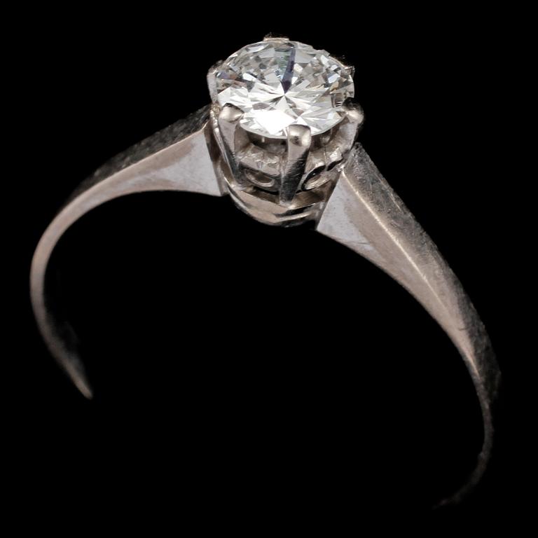RING, 18k vitguld med briljantslipad diamant 0.47 ct,  Anderson & Magnusson Göteborg, 1972. Vikt 2 g.