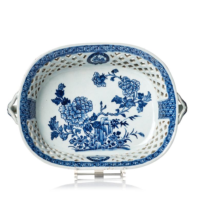 A large blue and white chesnut basket, Qing dynasty, Qianlong (1736-95).