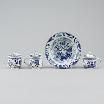 CREMEKOPPAR, 3 st SAMT BÄRTALLRIK, porslin, Qianlong, Kina 1700-tal.