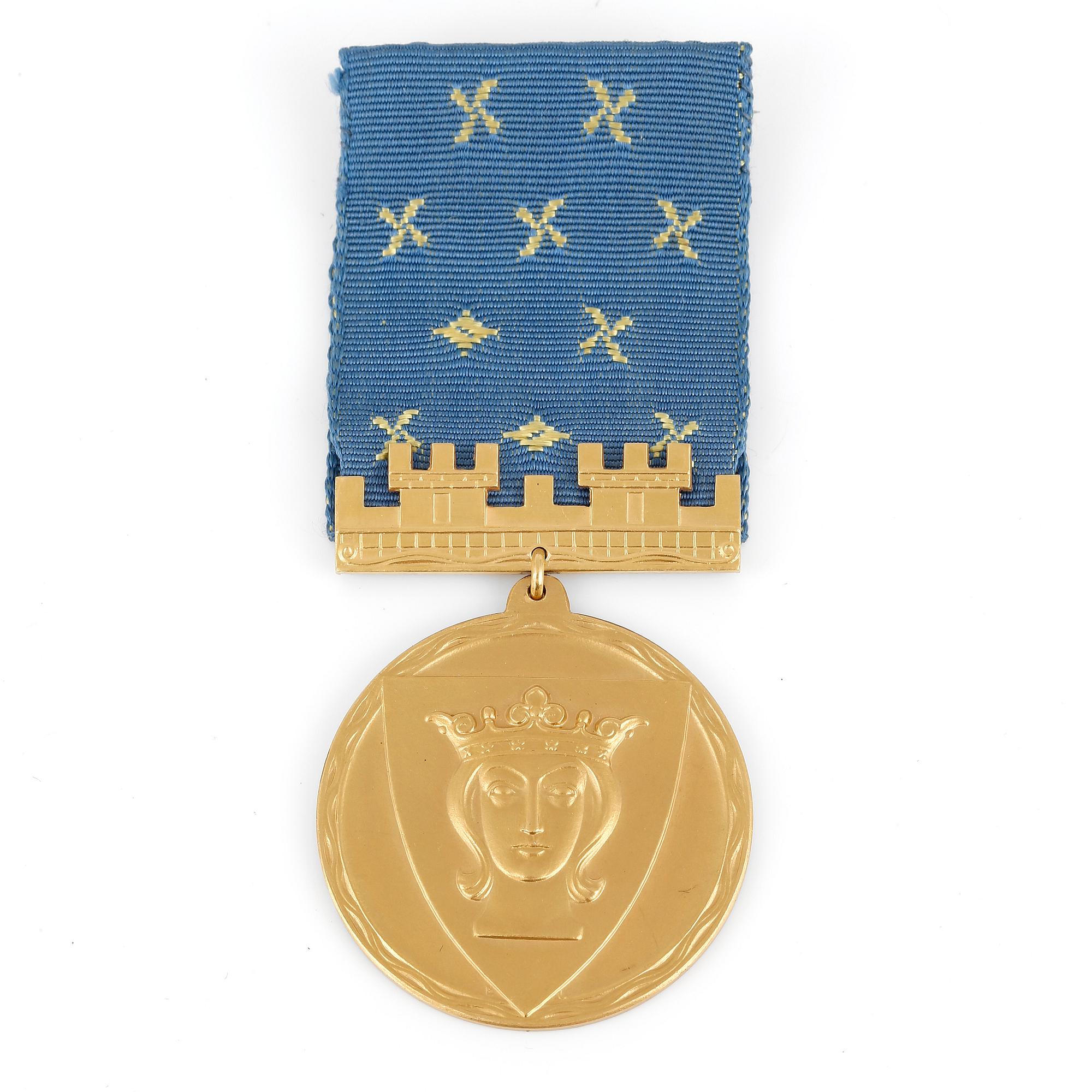 MEDALJ, 18k guld, 1954. Total vikt 31,9 gram.